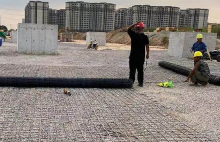胶州土工格栅铺设前地基要怎么处理？